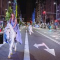 El rodaje de DE CAPERUCITA A LOBA corta la Gran Vía madrileña y la llena de unicornios